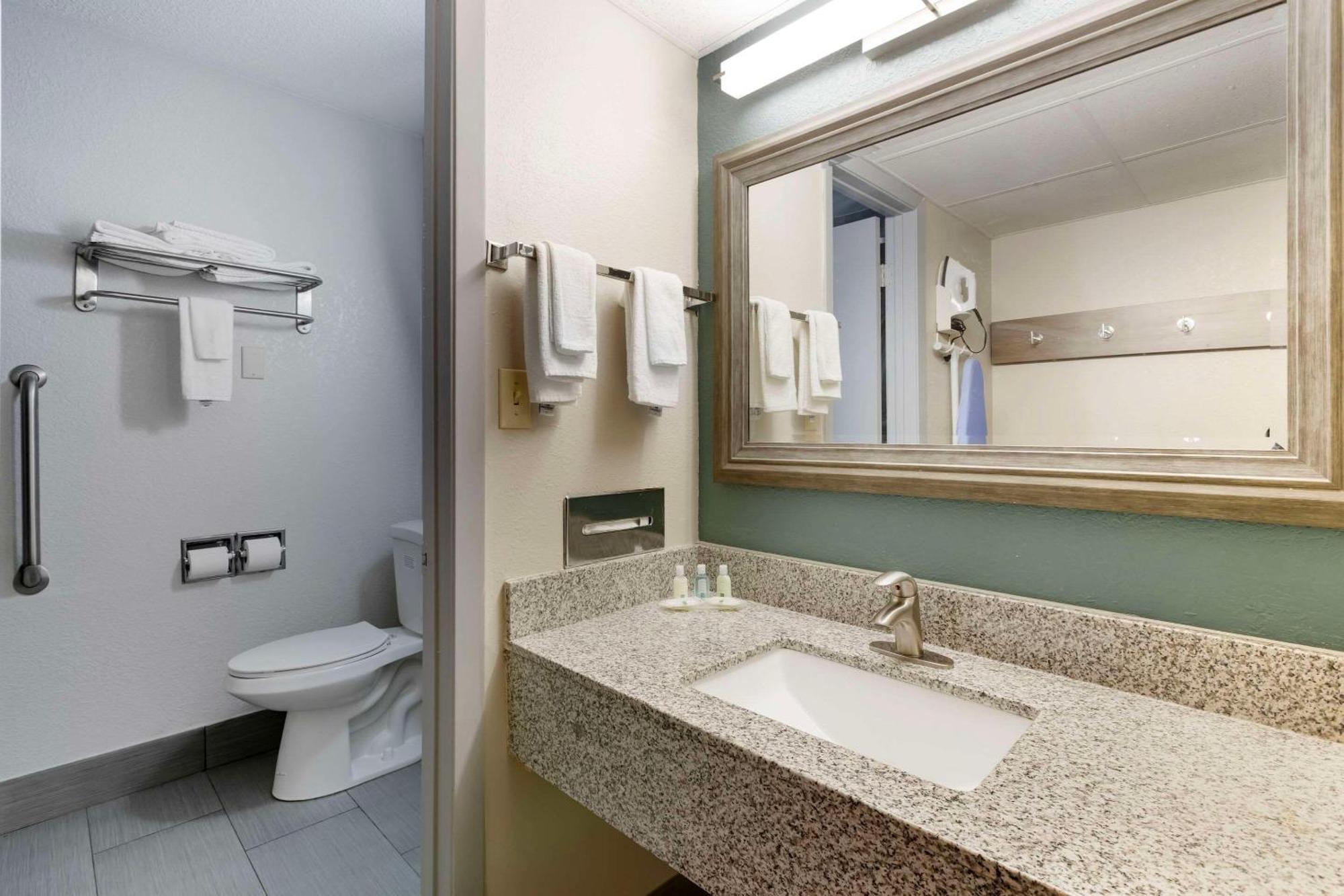 Quality Inn Newton At I-80 מראה חיצוני תמונה