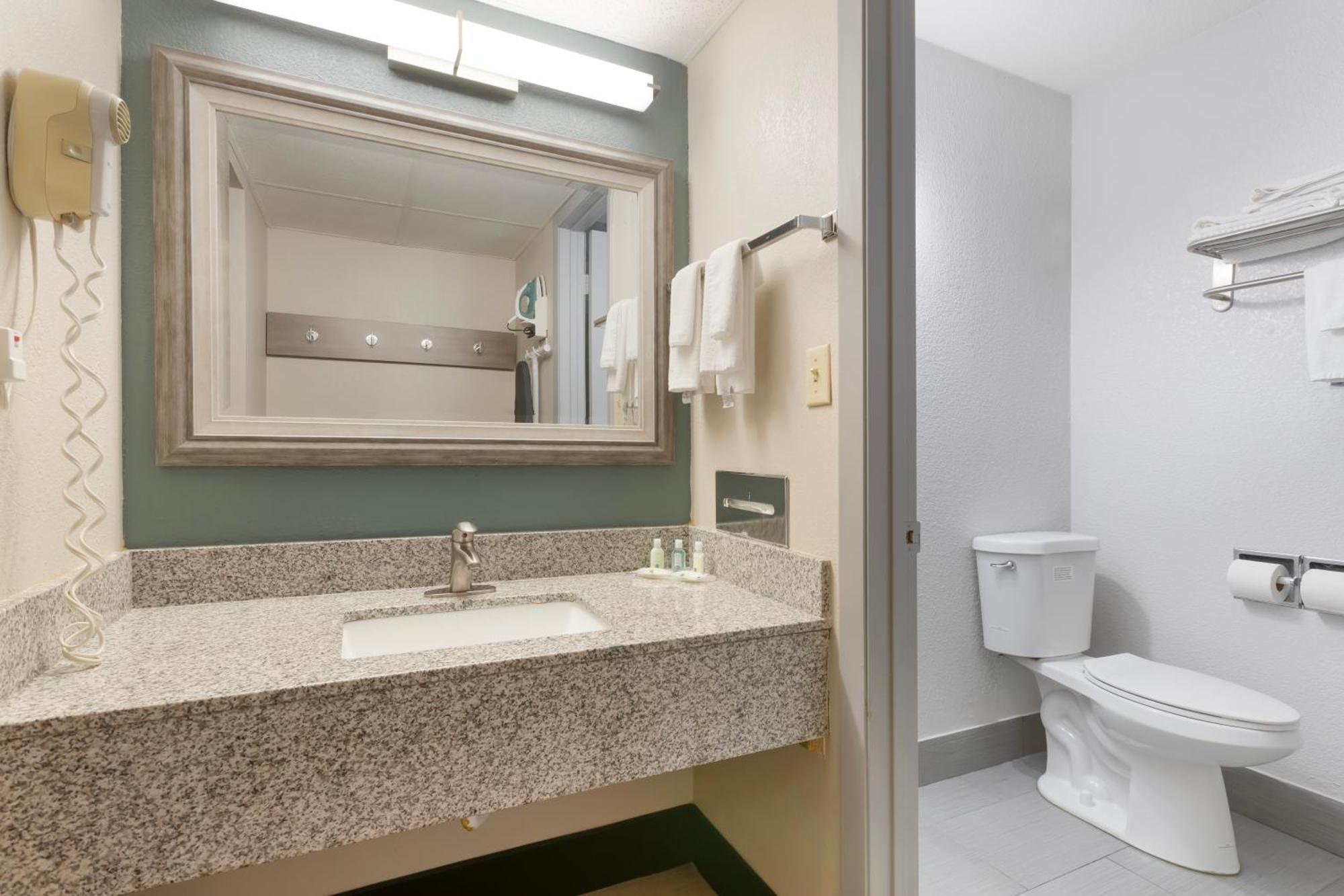 Quality Inn Newton At I-80 מראה חיצוני תמונה