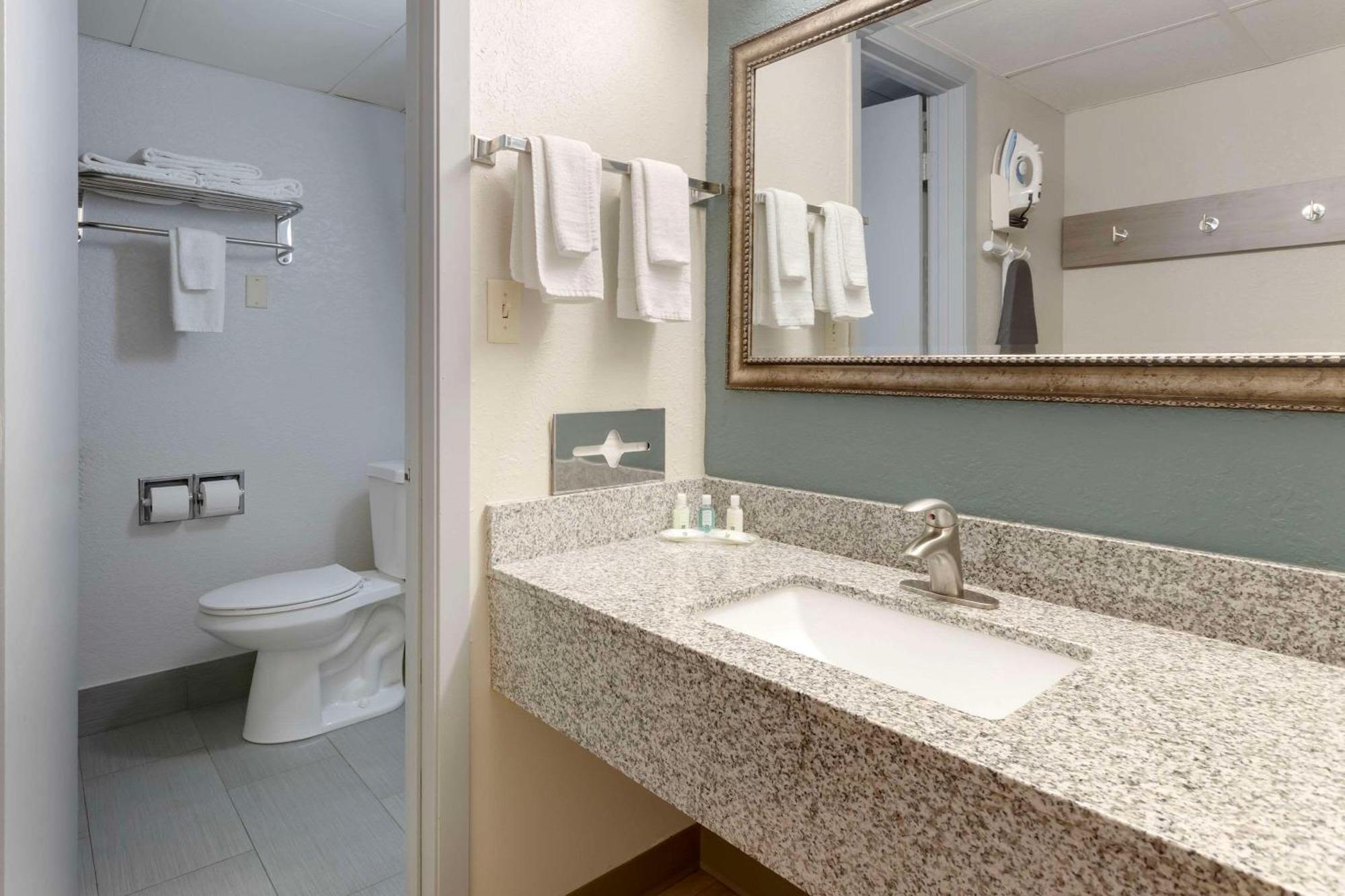 Quality Inn Newton At I-80 מראה חיצוני תמונה