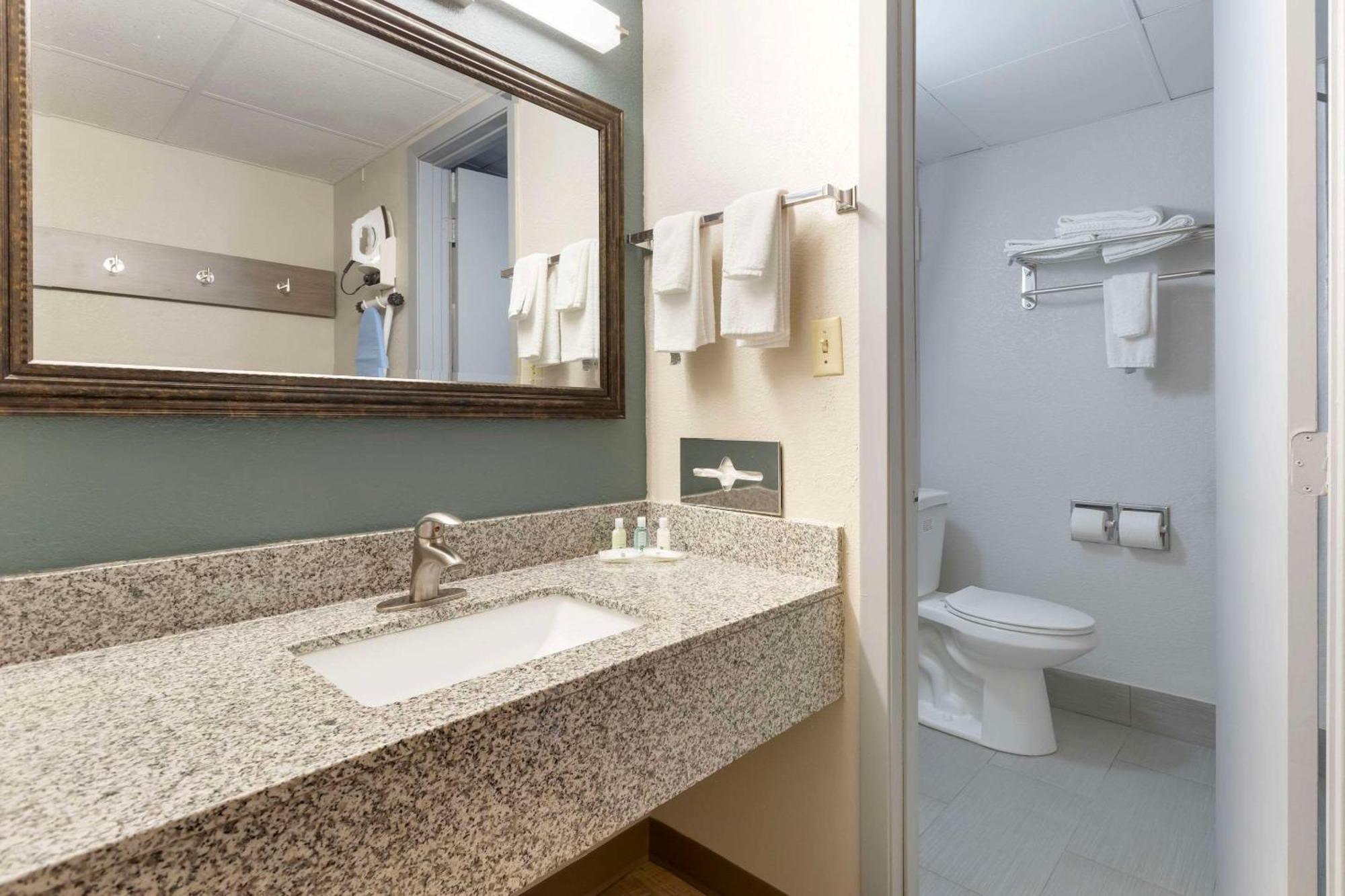 Quality Inn Newton At I-80 מראה חיצוני תמונה